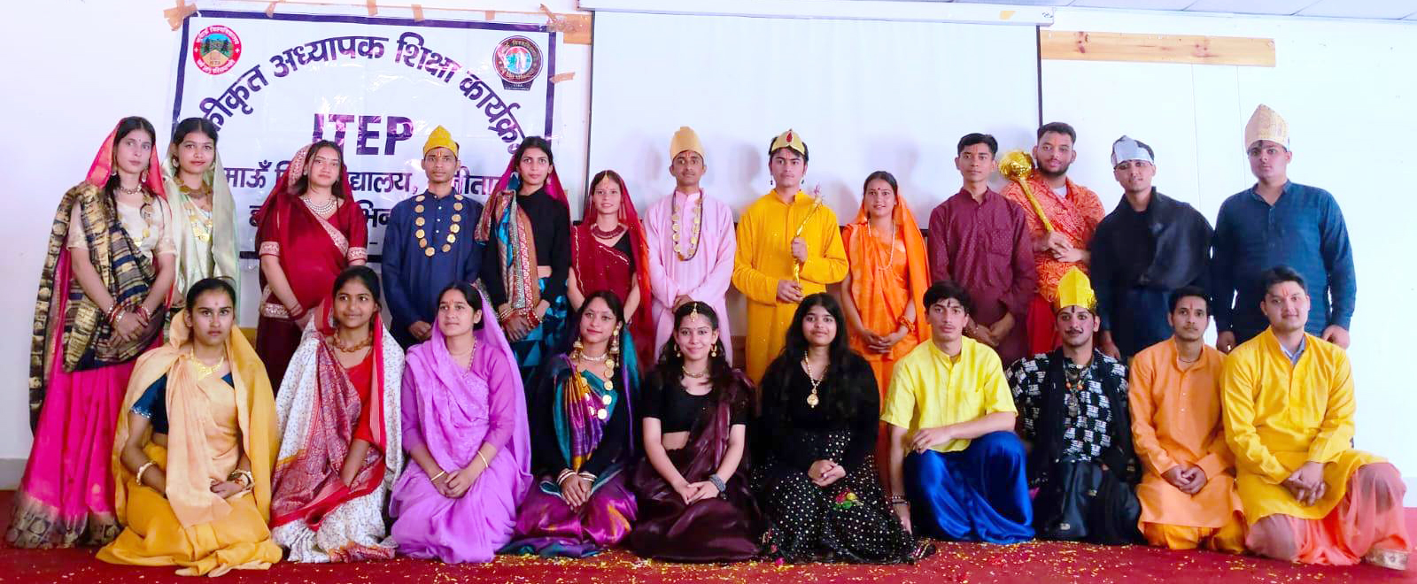 कुमाऊं विश्वविद्यालय के शिक्षा विभाग में मंचित रामलीला में विभिन्न पात्रों के रूप में विद्यार्थी।