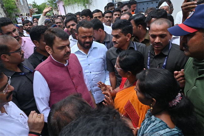 फोटो: सोलापुर में बाढ़ प्रभावित गांवों का दौरा करते हुए मुख्यमंत्री देवेंद्र फडणवीस