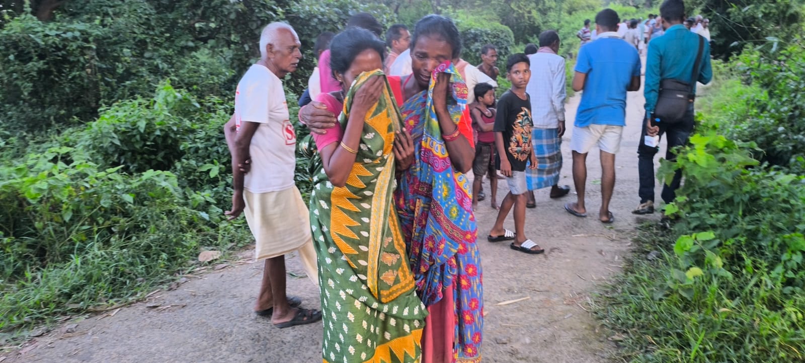 रोते-बिलखते परिवार रोते-बिलखते परिवार
