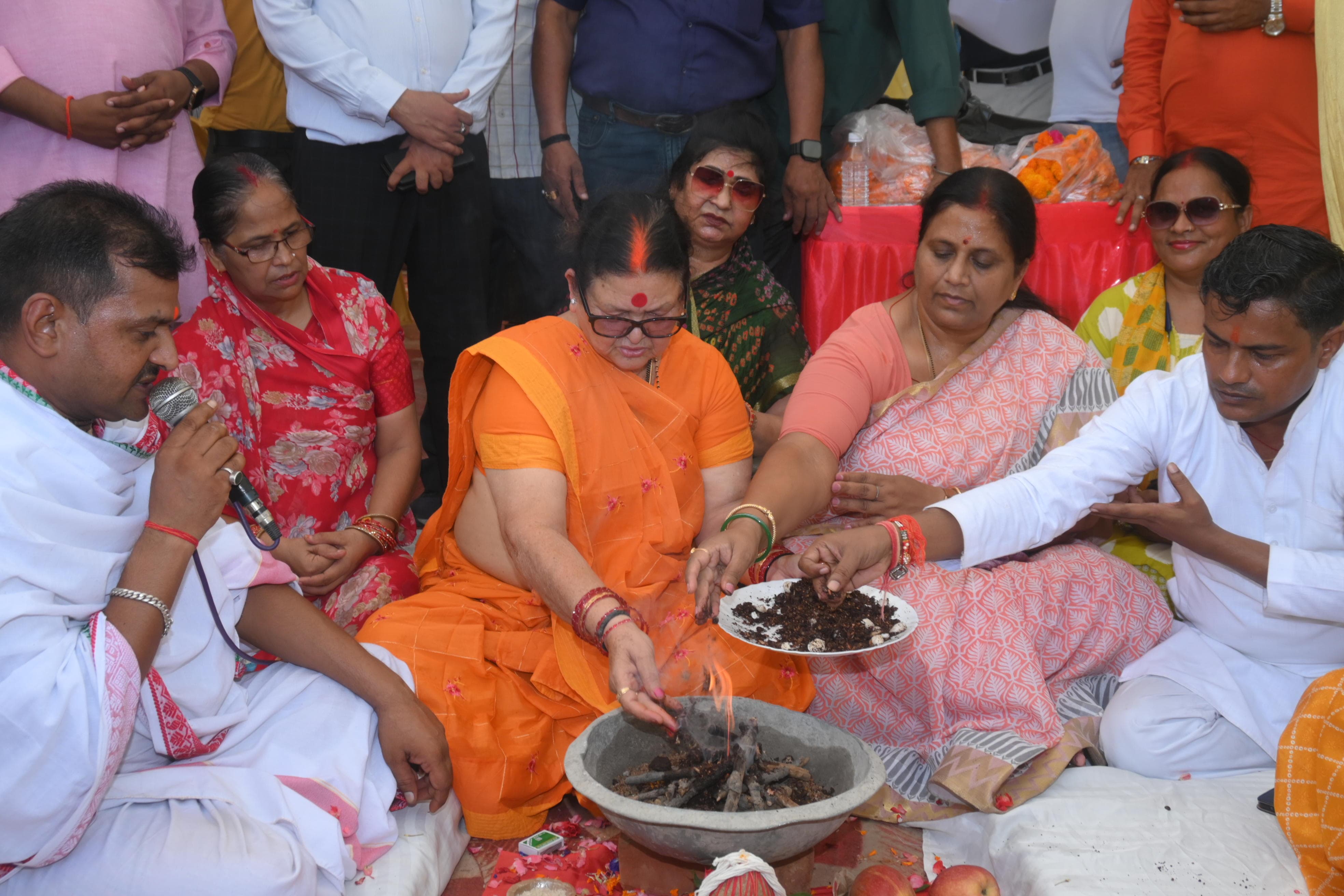 भूमि पूजन के दौरान महापौर प्रमिला पांडेय व विधायक नीलिमा कटियार व अन्य का छायाचित्र