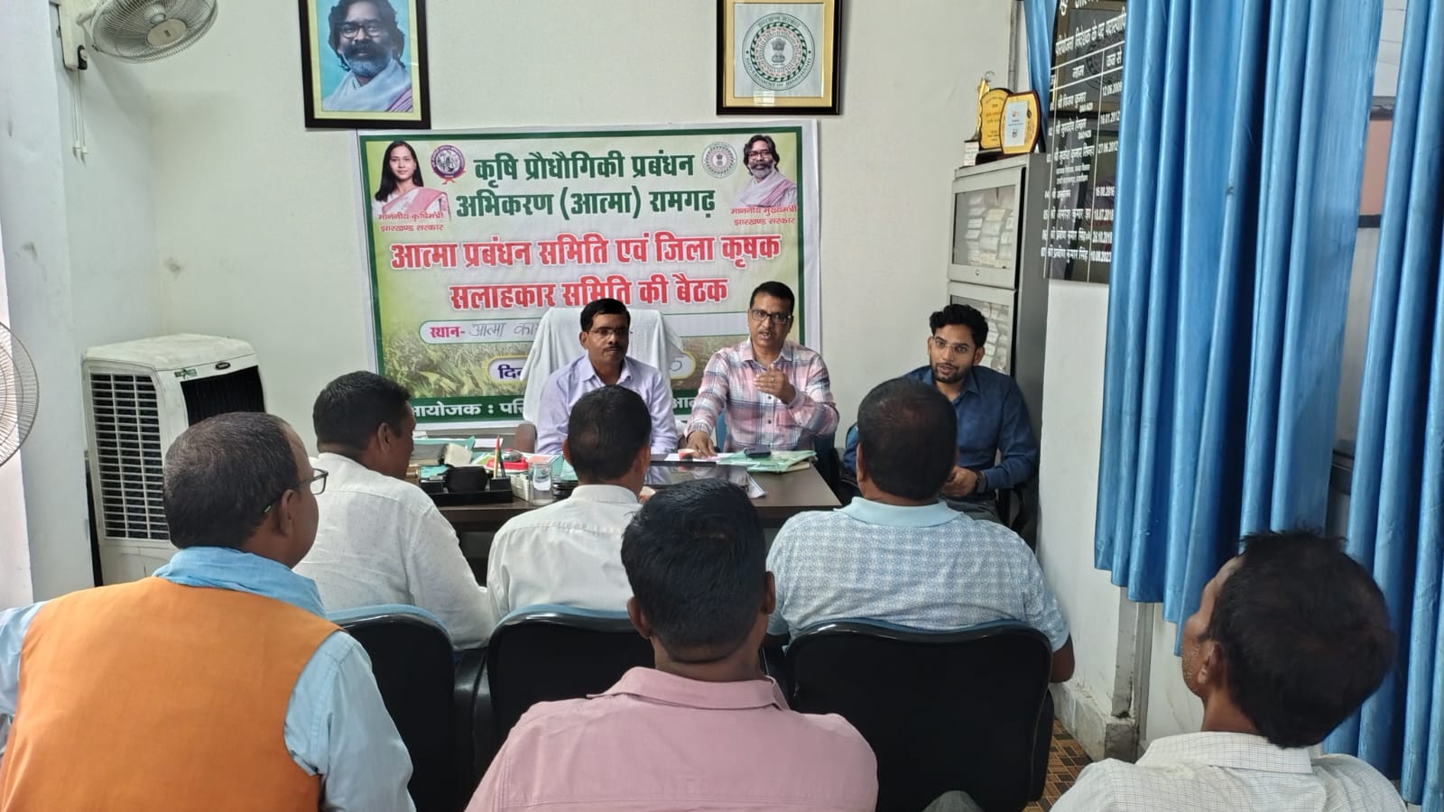 बैठक में शामिल अधिकारी