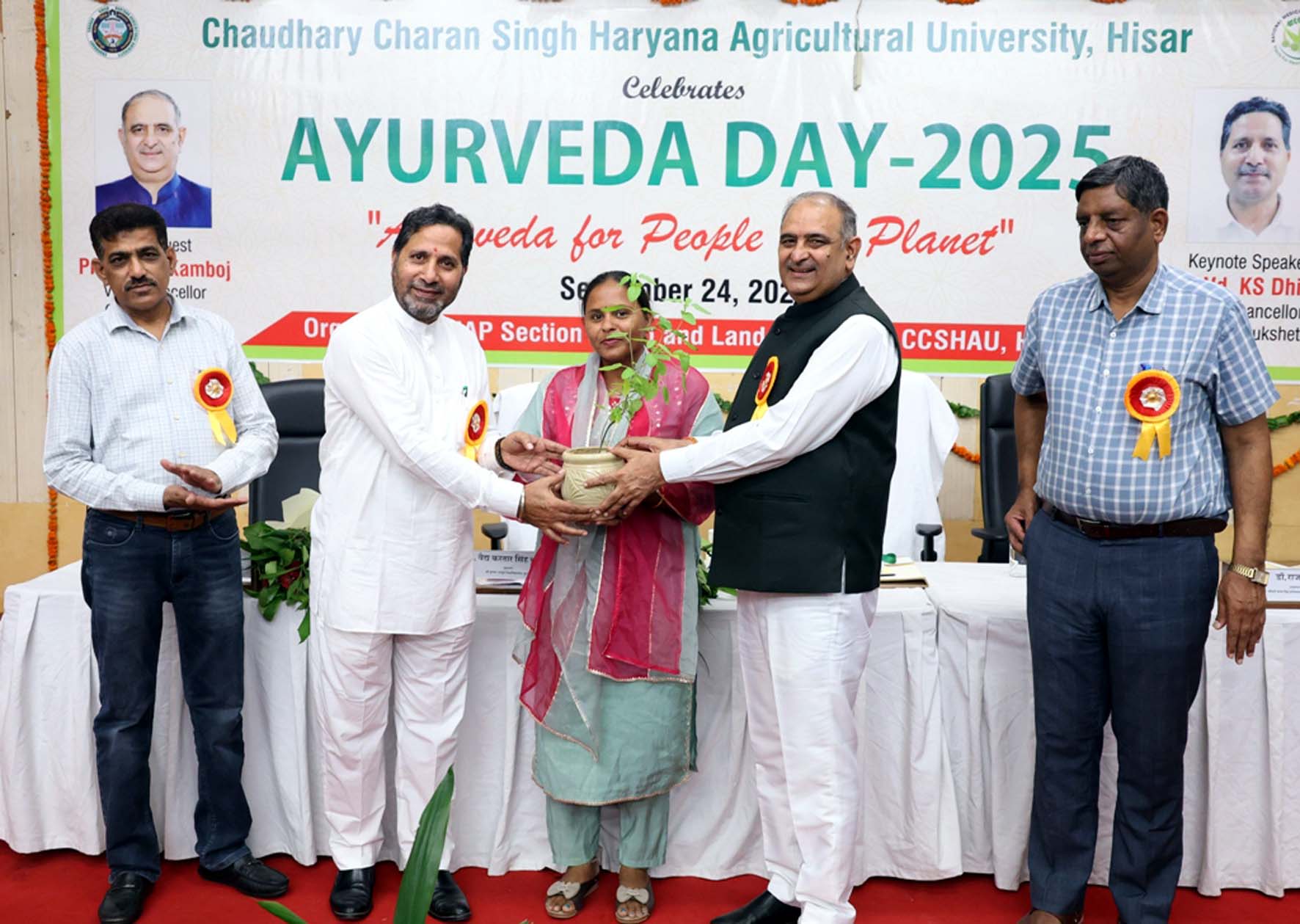 औषधीय पौधे वितरित करते कुलपति प्रो. बीआर कम्बोज।