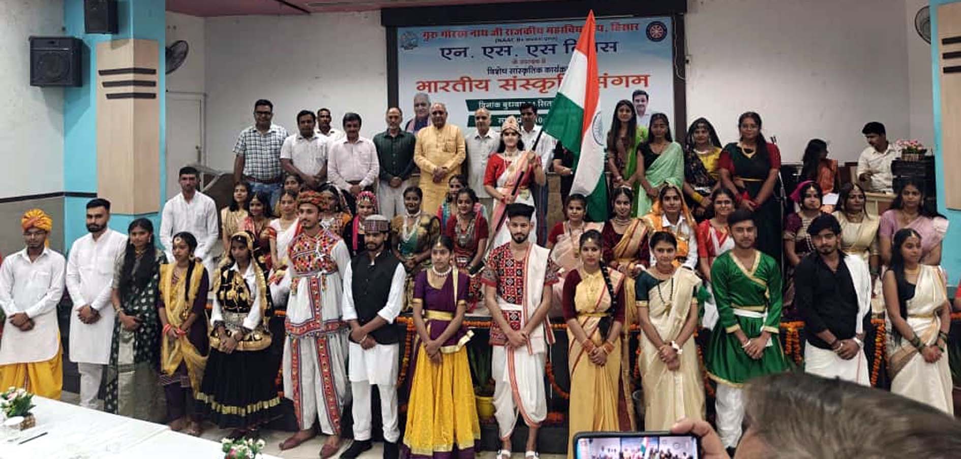 कार्यक्रम प्रस्तुत करने वाले विद्यार्थियों व स्टाफ सदस्यों के साथ मंत्री रणबीर गंगवा।