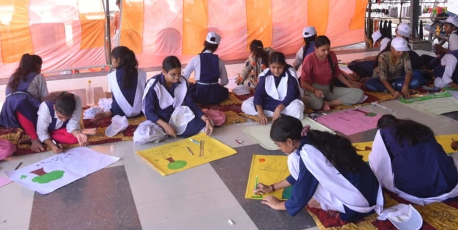 प्रतियोगिता में उत्साहपूर्वक प्रतिभाग करती छात्राएं।
