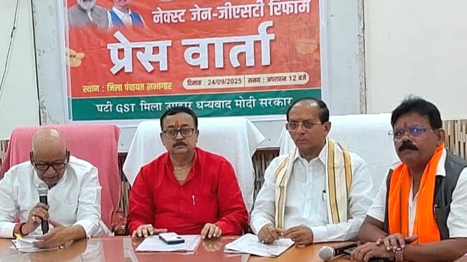 प्रेस वार्ता करते भाजपा नेता
