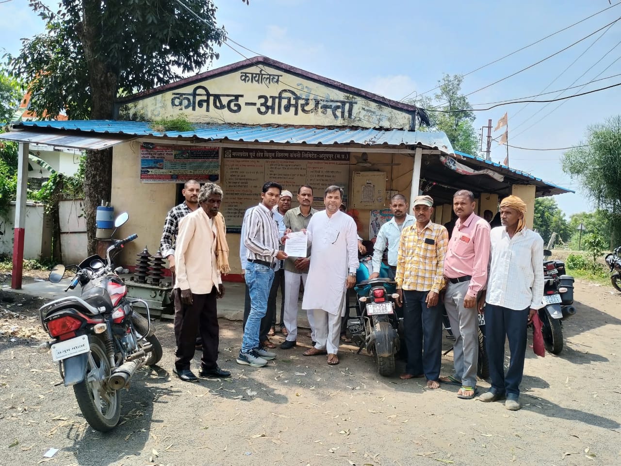 ज्ञापन साैपते काग्रेस जिला अध्यक्ष