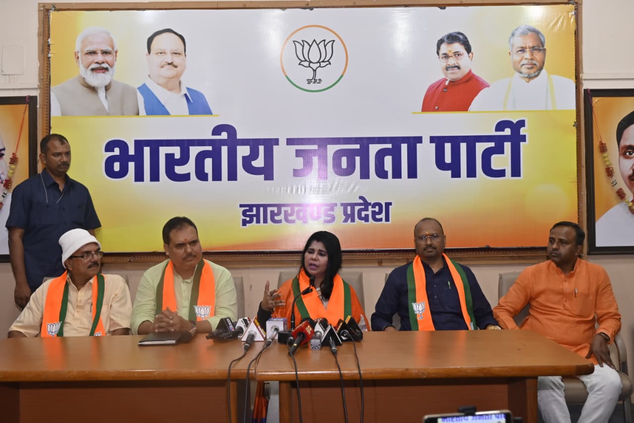 प्रेस वार्ता  करते भाजपा की राष्ट्रीय प्रवक्ता भारतीय घोष