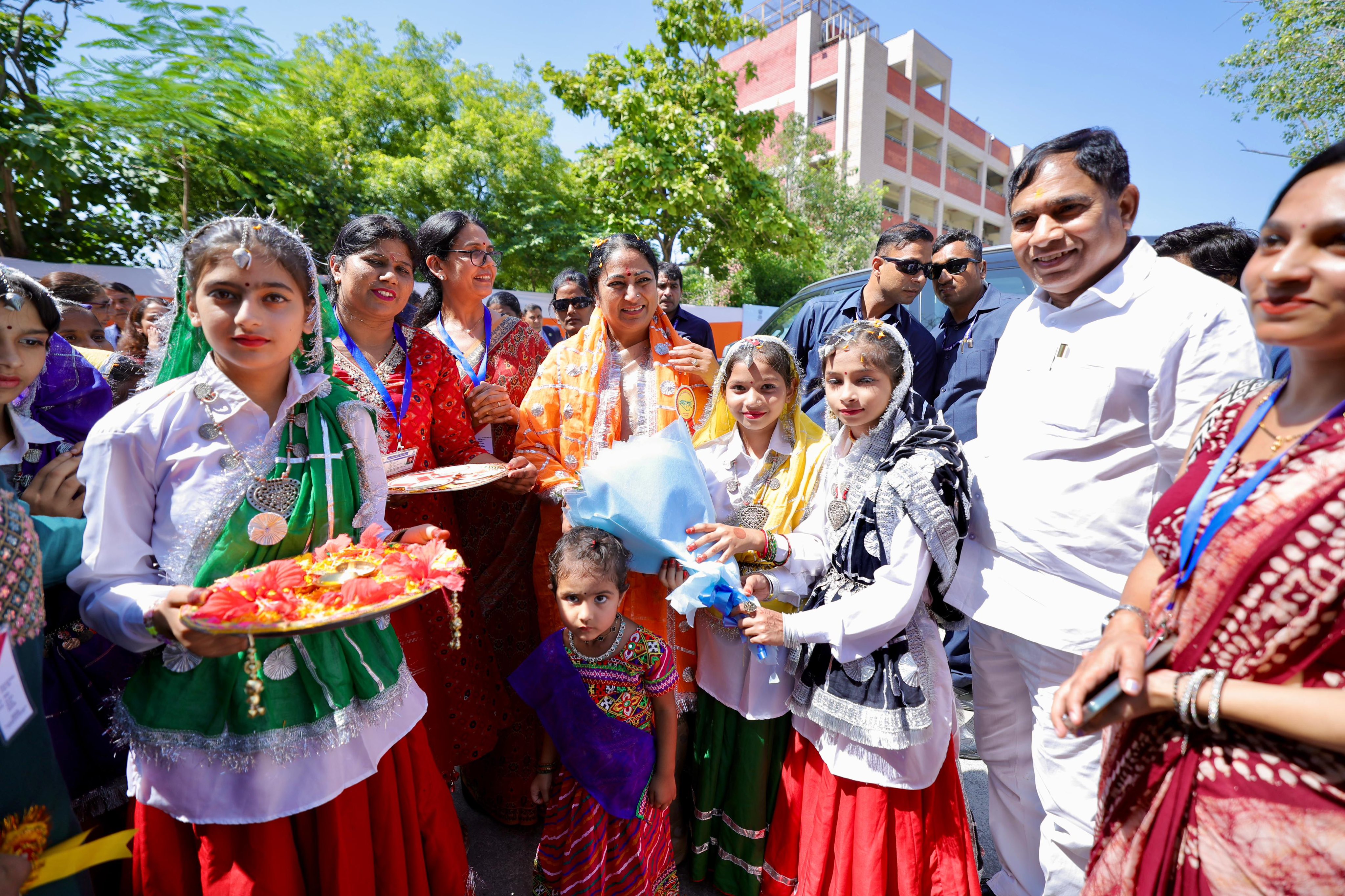 पश्चिमी दिल्ली के हिरण कुदना स्थित सीएमश्री स्कूल में नवनिर्मित स्पोर्ट्स सेंटर का उद्घाटन के दौरान मुख्यमंत्री रेखा गुप्ता