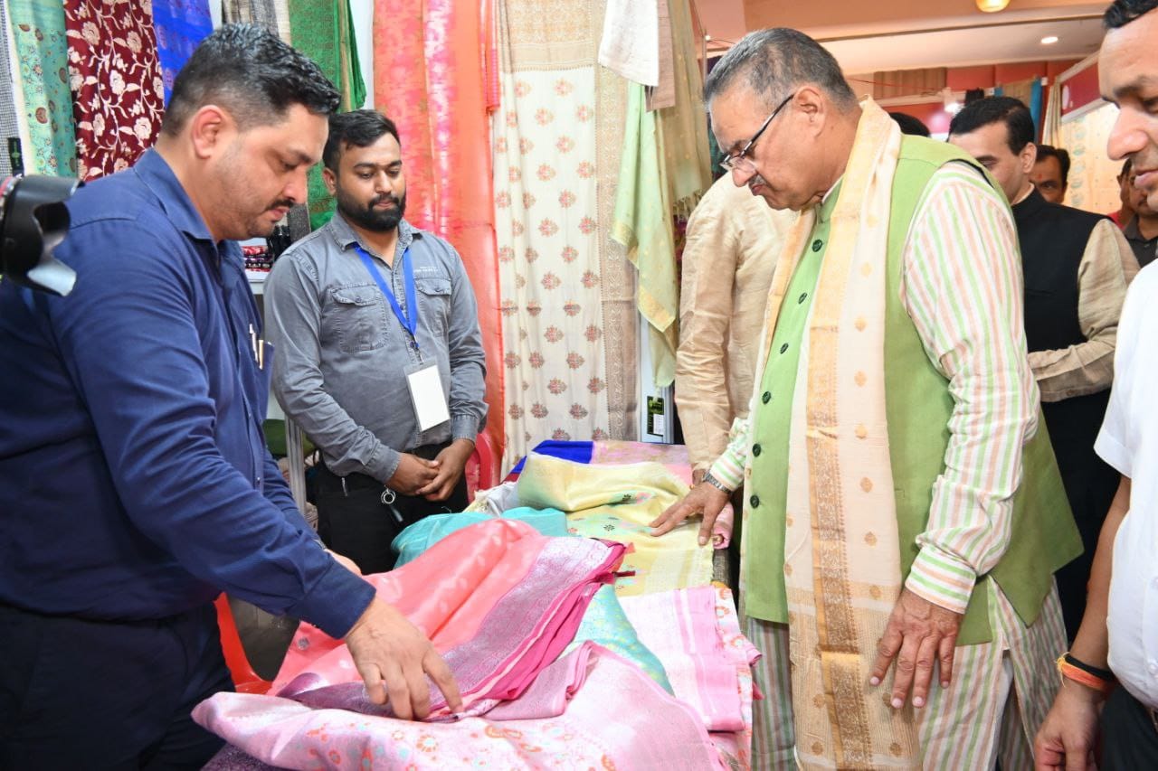 प्रदर्शनी का अवलोकन करते मंत्री जोशी।