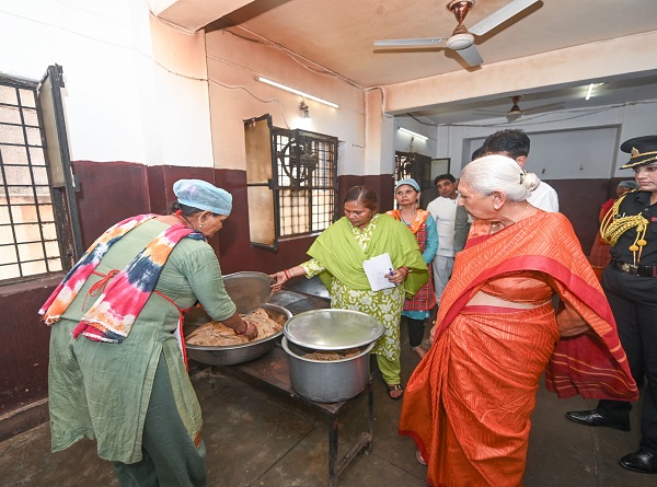 बालिका गृह में निरीक्षण के बाद कर्मचारियों से बातचीत करती  राज्यपाल