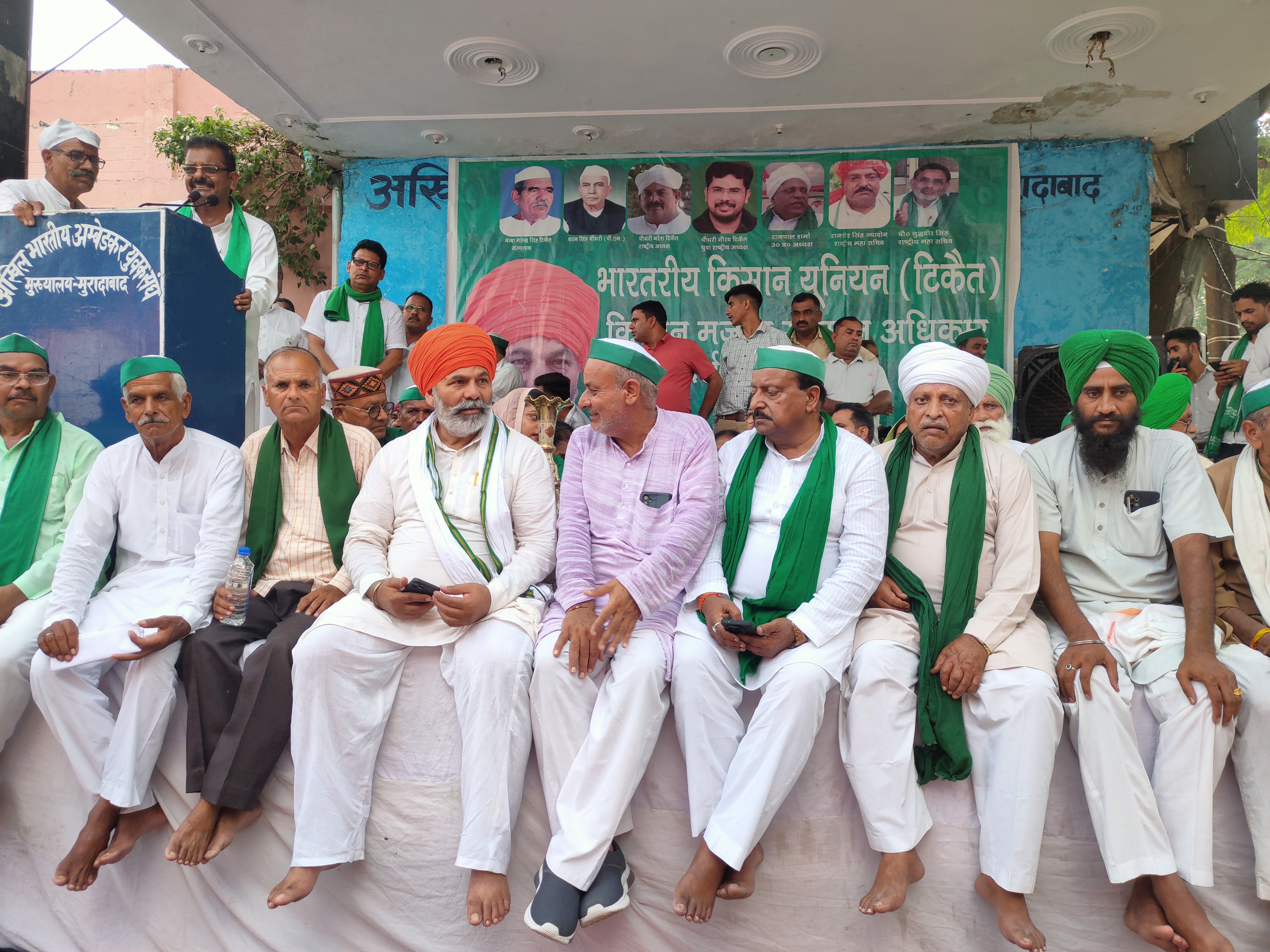 मुरादाबाद में भारतीय किसान यूनियन की महापंचायत में   मंचासीन राष्ट्रीय प्रवक्ता राकेश टिकैत व अन्य।