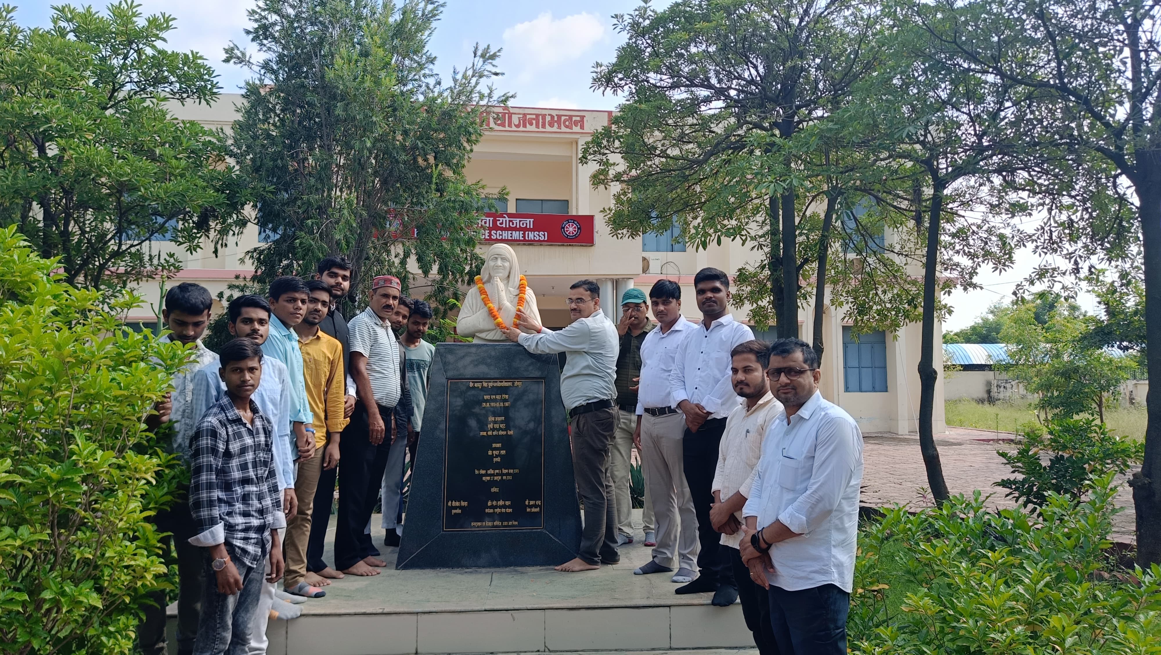 मदर टरेसा की मूर्ति पर माल्यार्पण करते हुए शिक्षक और छात्र छात्राएं
