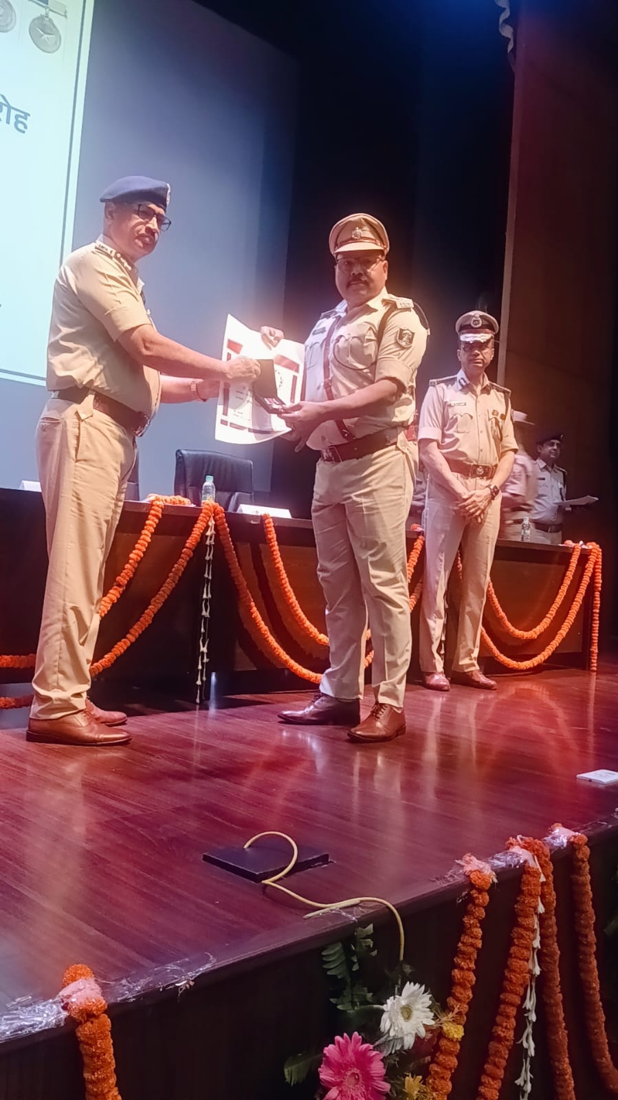 अररिया फोटो:डीजीपी से पुलिस पदक लेते एसपी एसपी