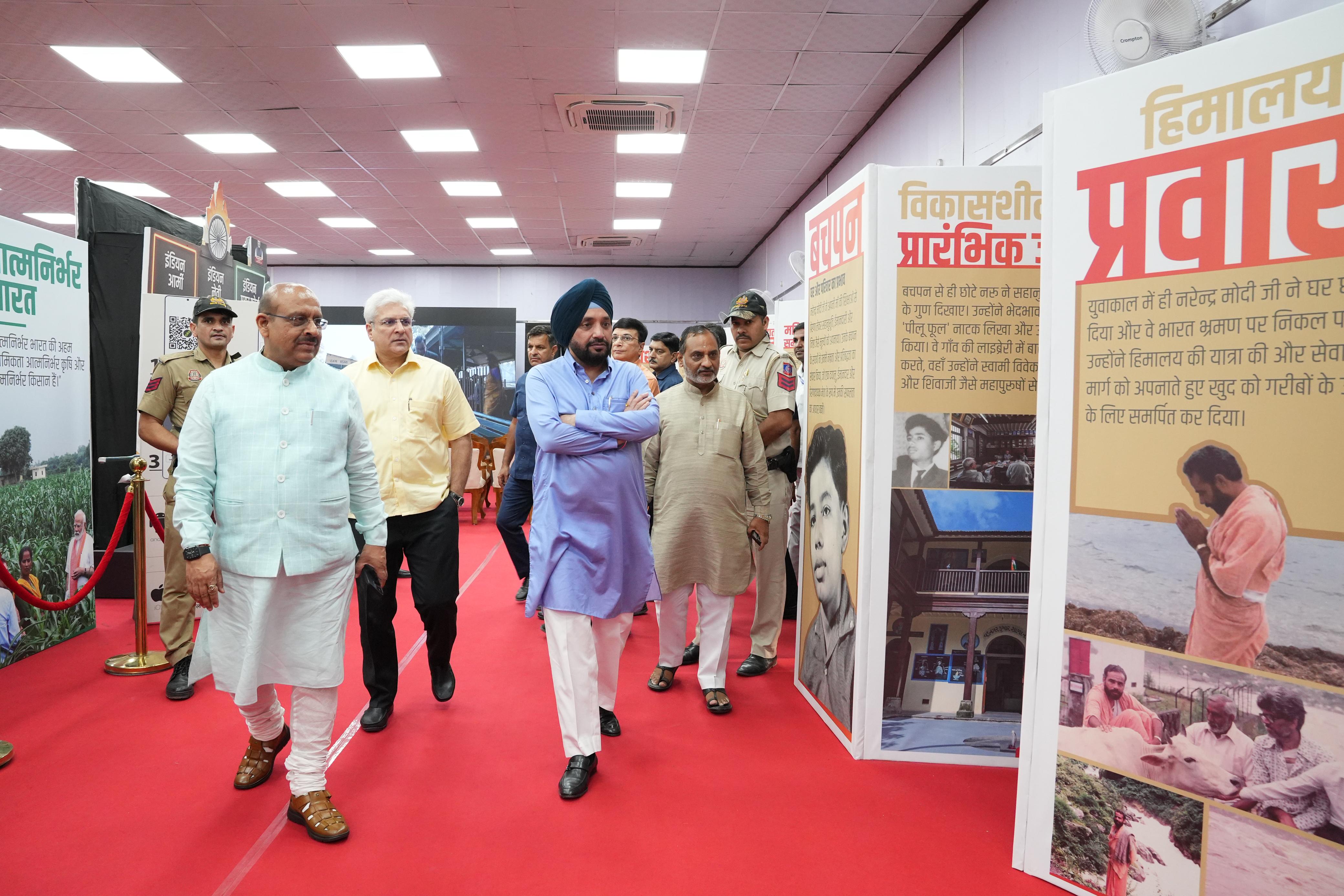 दिल्वी विधानसभा परिसर में आयोजित विशेष प्रदर्शनी के देखते अध्यक्ष विजेंद्र गुप्ता, साथ में विधायक अरविन्दर सिंह लवली, कैलाश गहलोत और अजय महावर