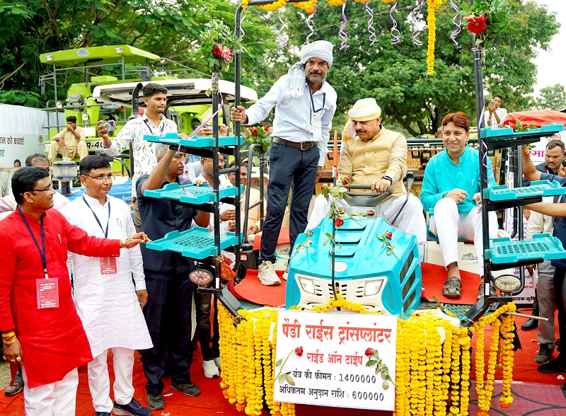 मुख्यमंत्री ने चलाया पेडी ट्रांसप्लांटर