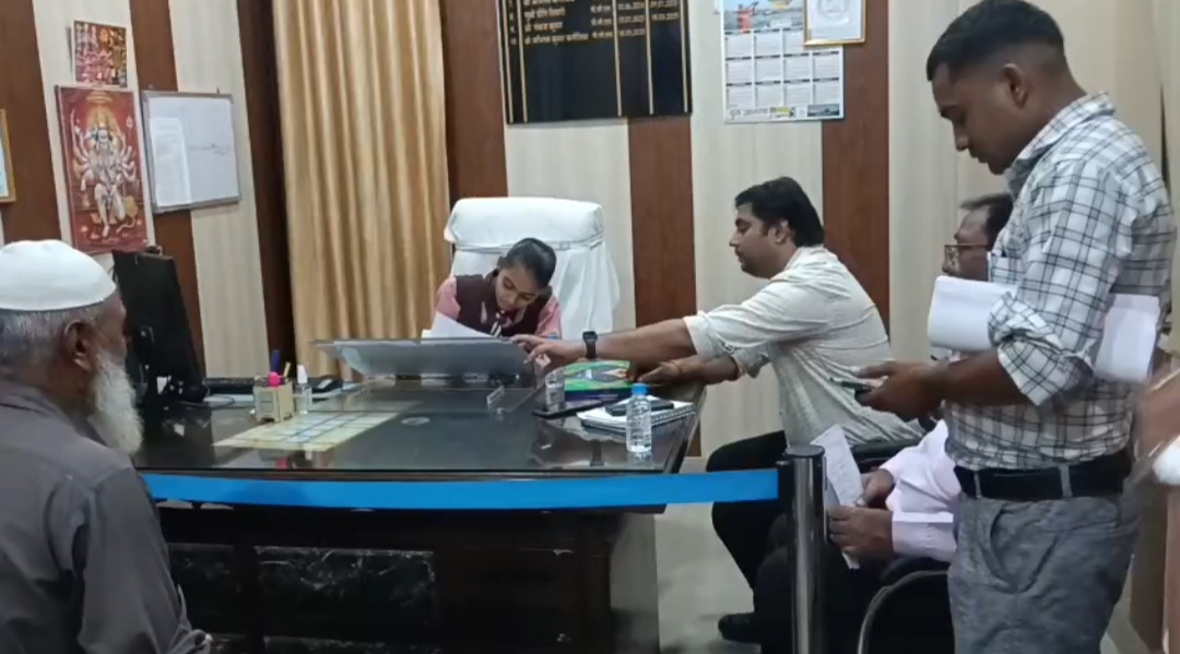 कामकाज निपटाती हुई एक दिन की एसडीएम