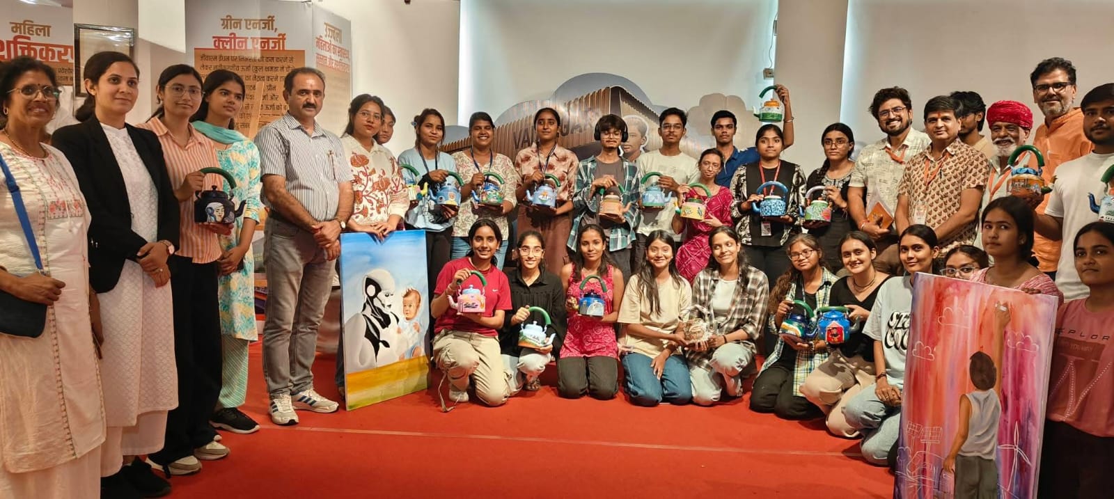 जेकेके में जारी नमो प्रदर्शनी: कला पर्व में विद्यार्थियों ने उकेरी भारत के भविष्य की तस्वीर