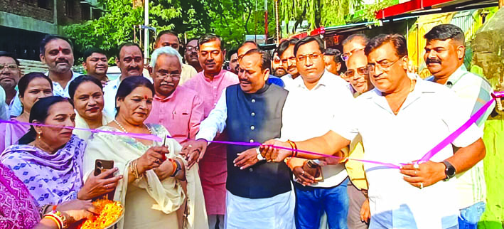 प्रदर्शनी का शुभारम्भ करते हुए