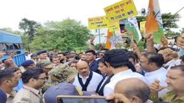 मुख्यमंत्री के कार्यक्रम में काले झंडे ले जा रहे कांग्रेस कार्यकर्ताओं को पुलिस ने रोका
