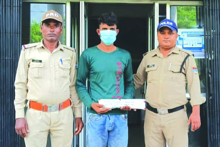 पुलिस गिरफ्त में आरोपित