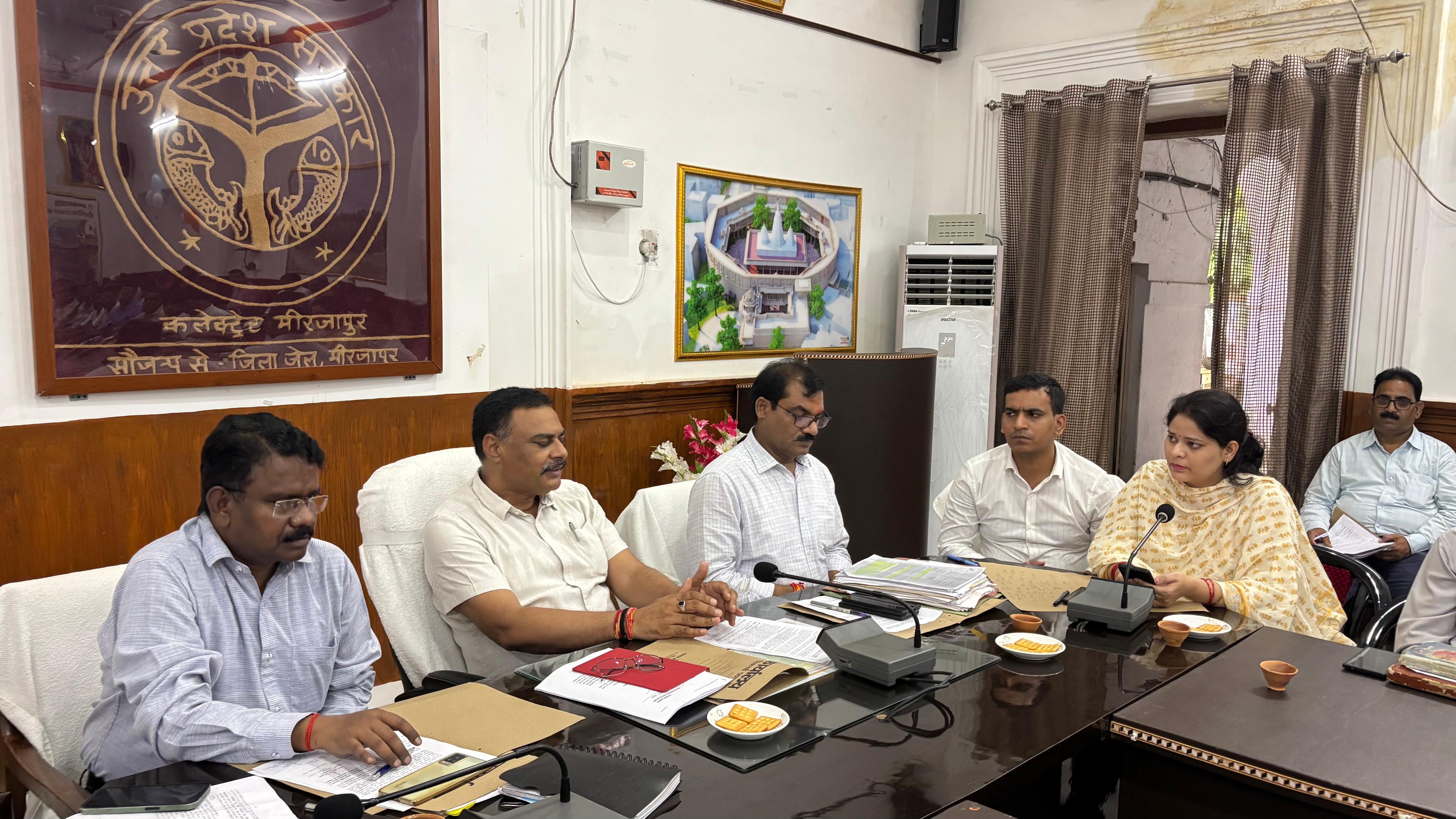 कलेक्ट्रेट सभागार में जिलाधिकारी पवन कुमार गंगवार की अध्यक्षता में आयोजित बैठक