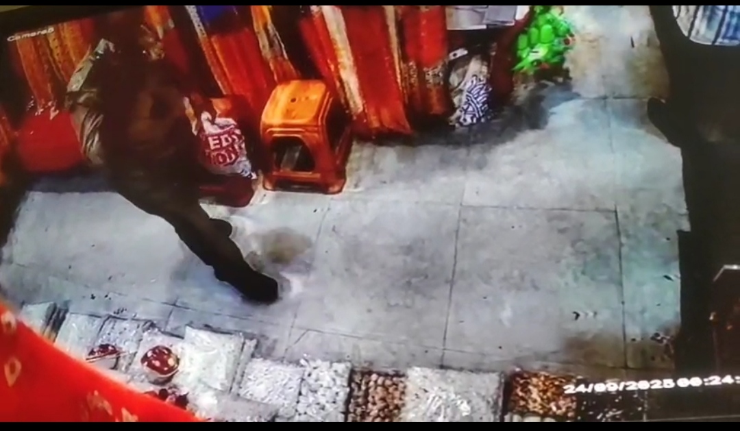 दारोगा द्वारा चुंदरी चुराने का वीडियो सोशल मीडिया पर वायरल
