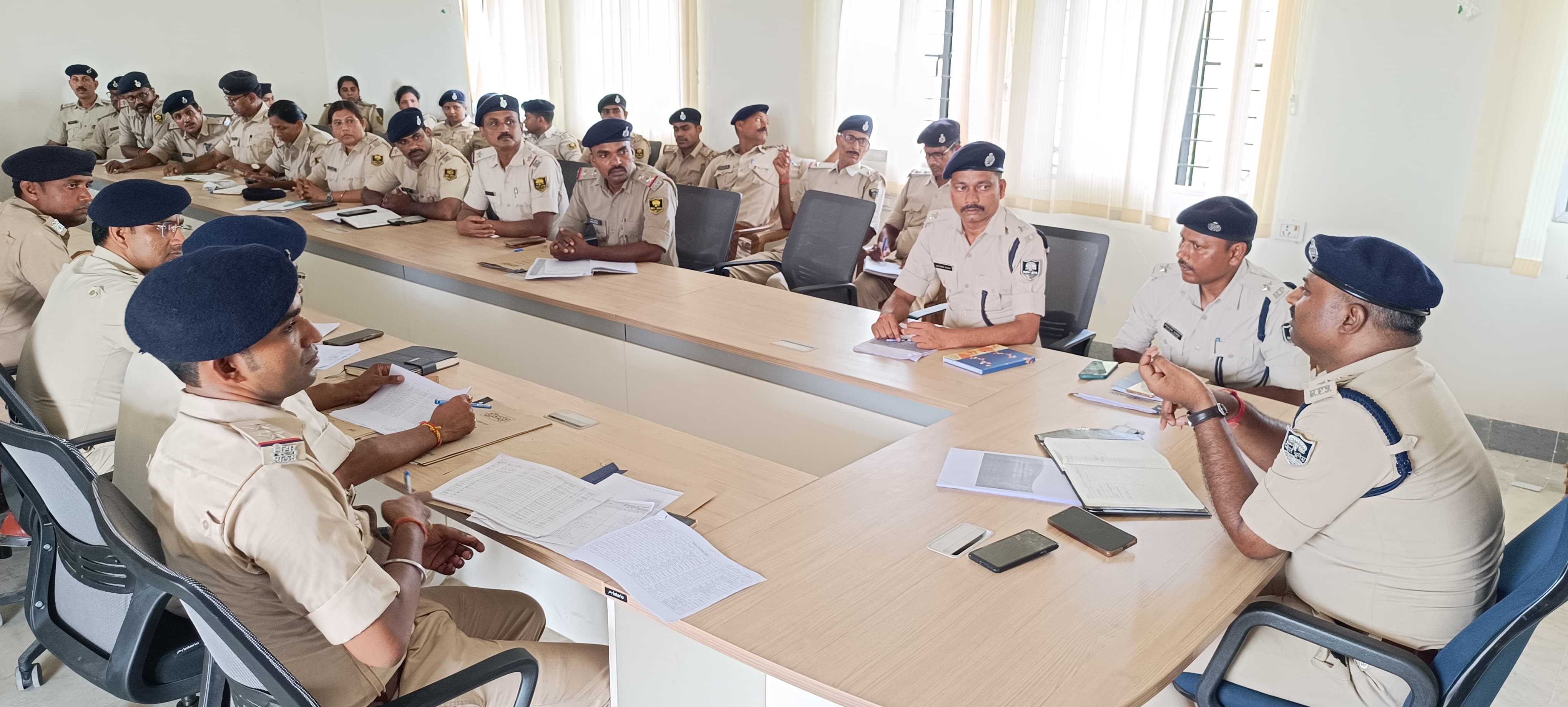 पुलिस पदाधिकारियो के साथ बैठक करते एसडीपीओ
