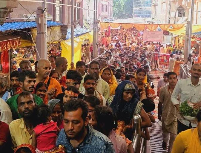 विंध्यधाम में श्रद्धालुओं की भीड़