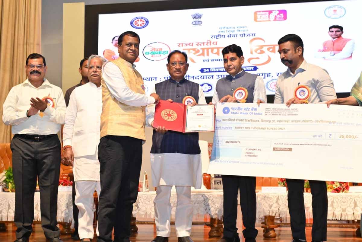 मुख्यमंत्री साय स्वयंसेवकों को किया सम्मानित करते हुए