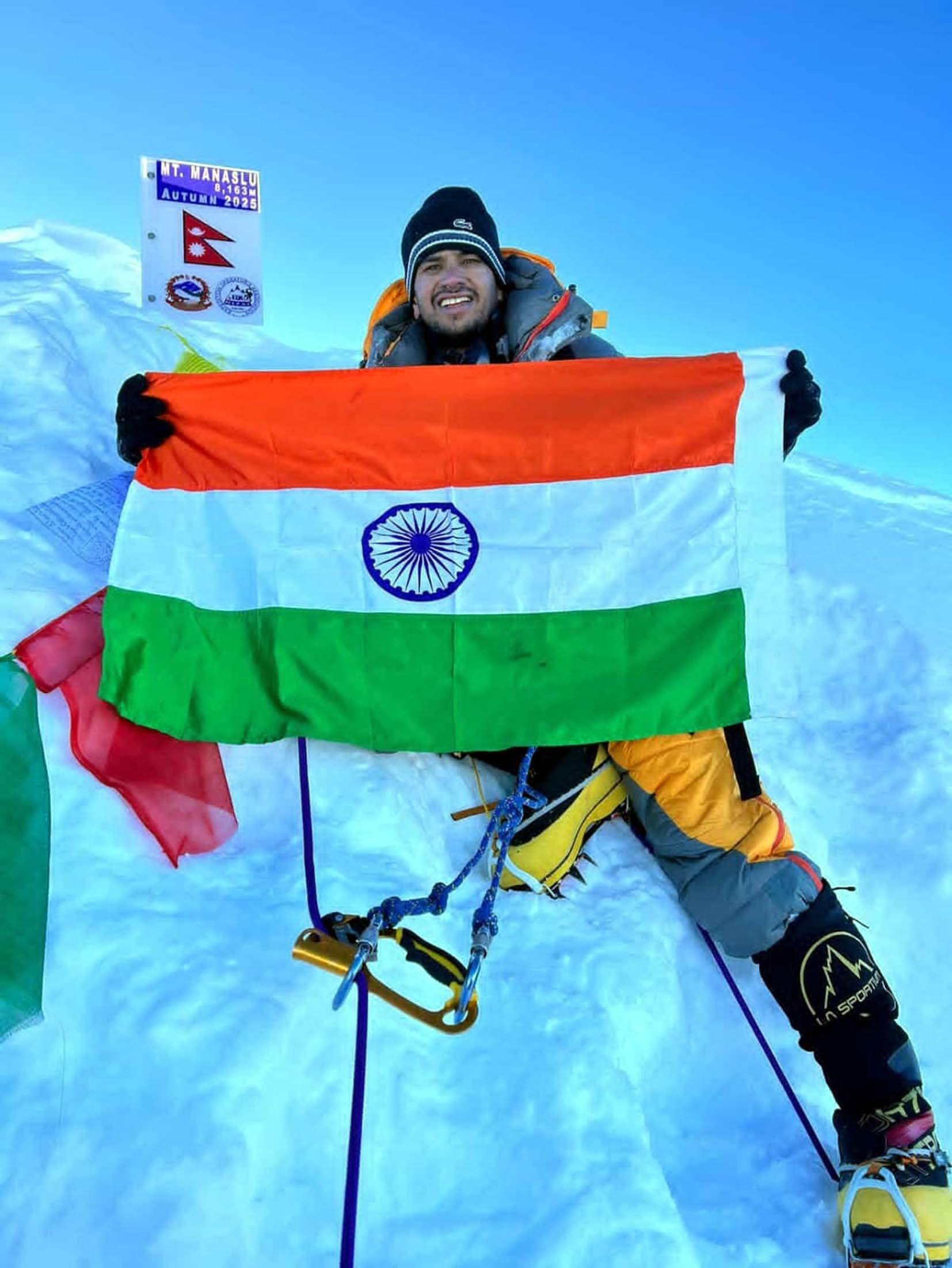 तिरंगा फहराते पर्वतारोही नरेन्द्र कुमार।