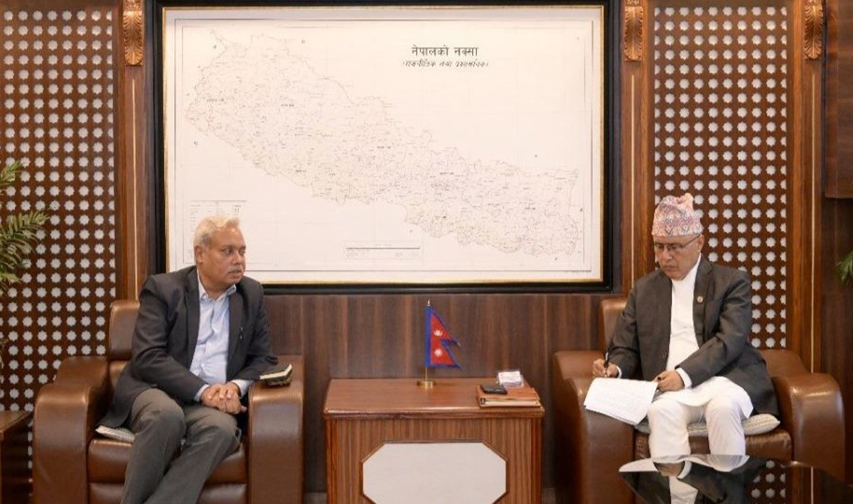 नेपाल के वित्त मंत्री से मुलाकात करते भारतीय राजदूत
