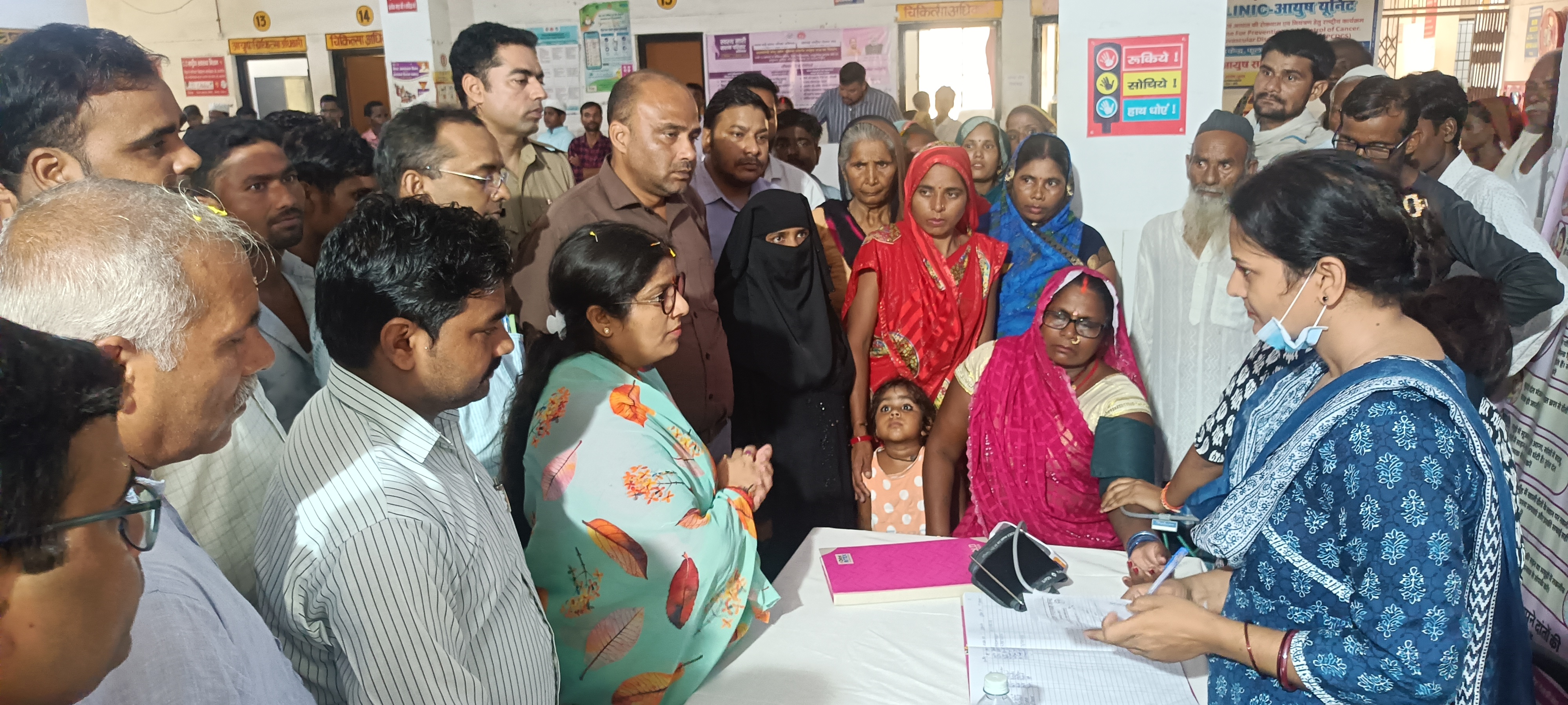 स्वास्थ्य कैंप के दौरान ग्रामीण महिला का ब्लड प्रेशर जांच करवाती विधायक मंजू त्यागी