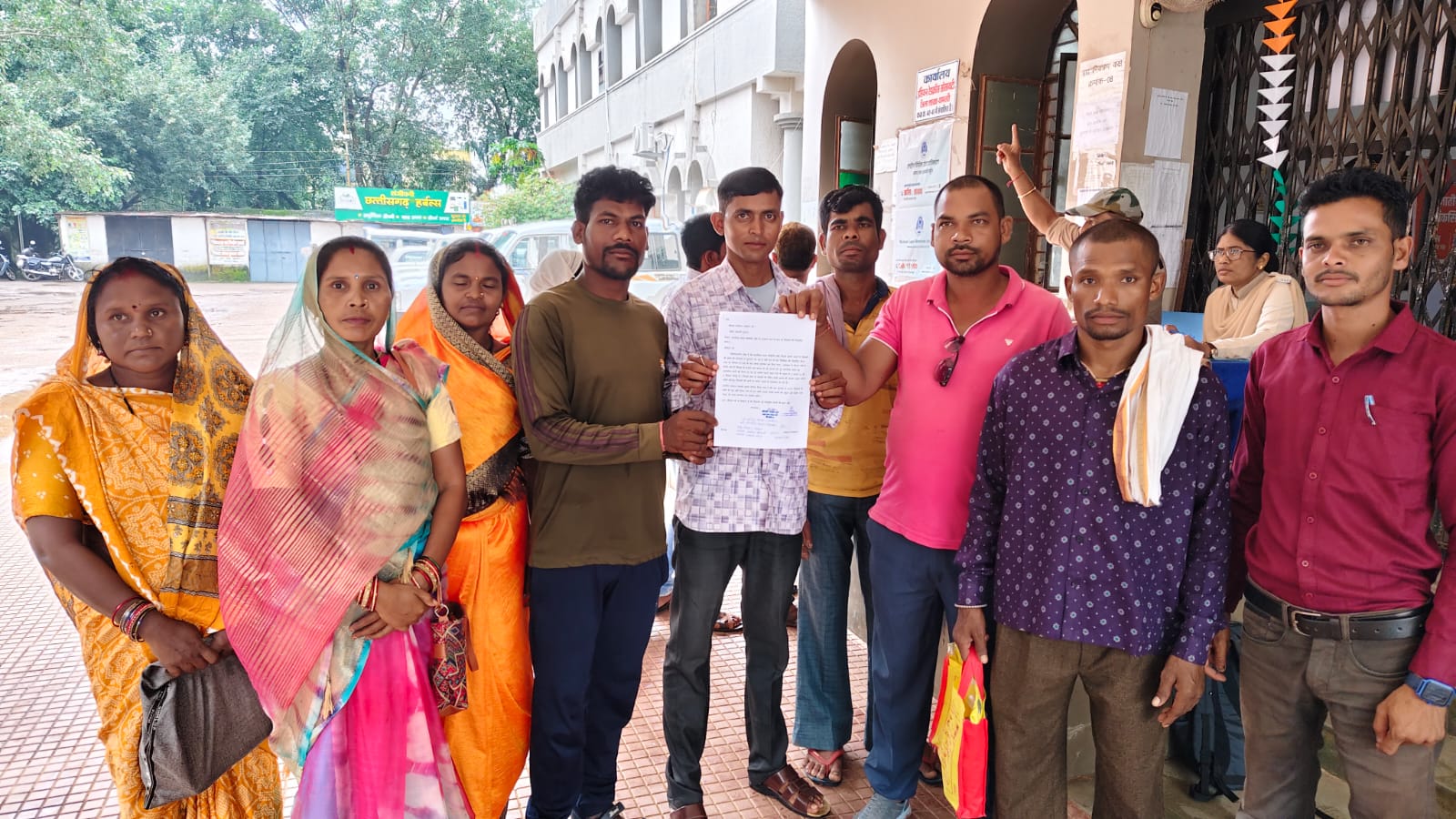 शिक्षकों की तत्काल नियुक्ति करने की मांग करते हुए ग्रामीण।