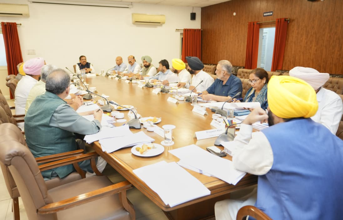 पंजाब के मुख्यमंत्री भगवंत मान मंत्रिमंडल की बैठक लेते हुए