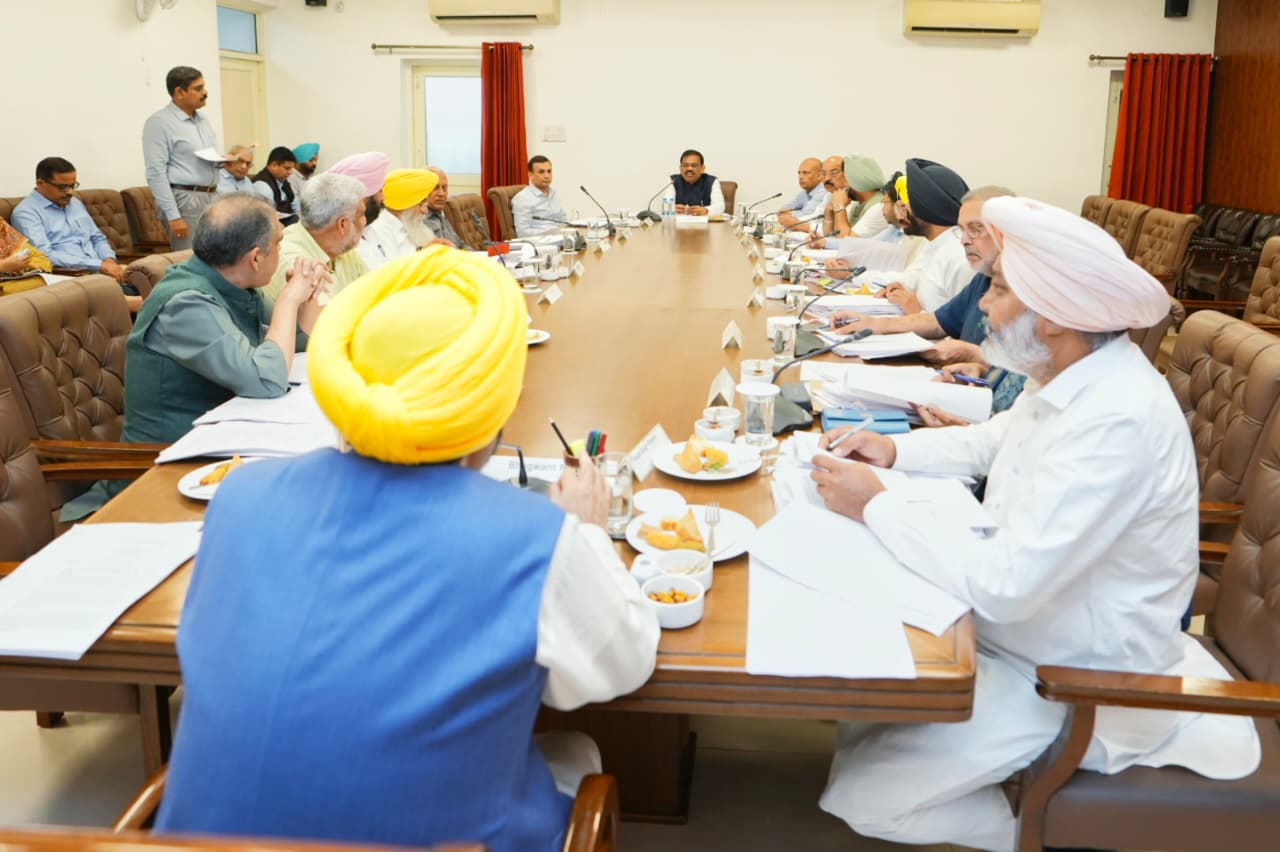 पंजाब के मुख्यमंत्री भवगंत मान मंत्रिमंडल की बैठक लेते हुए