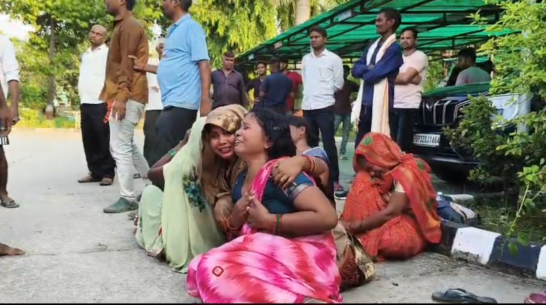रोते बिलखते परिजन