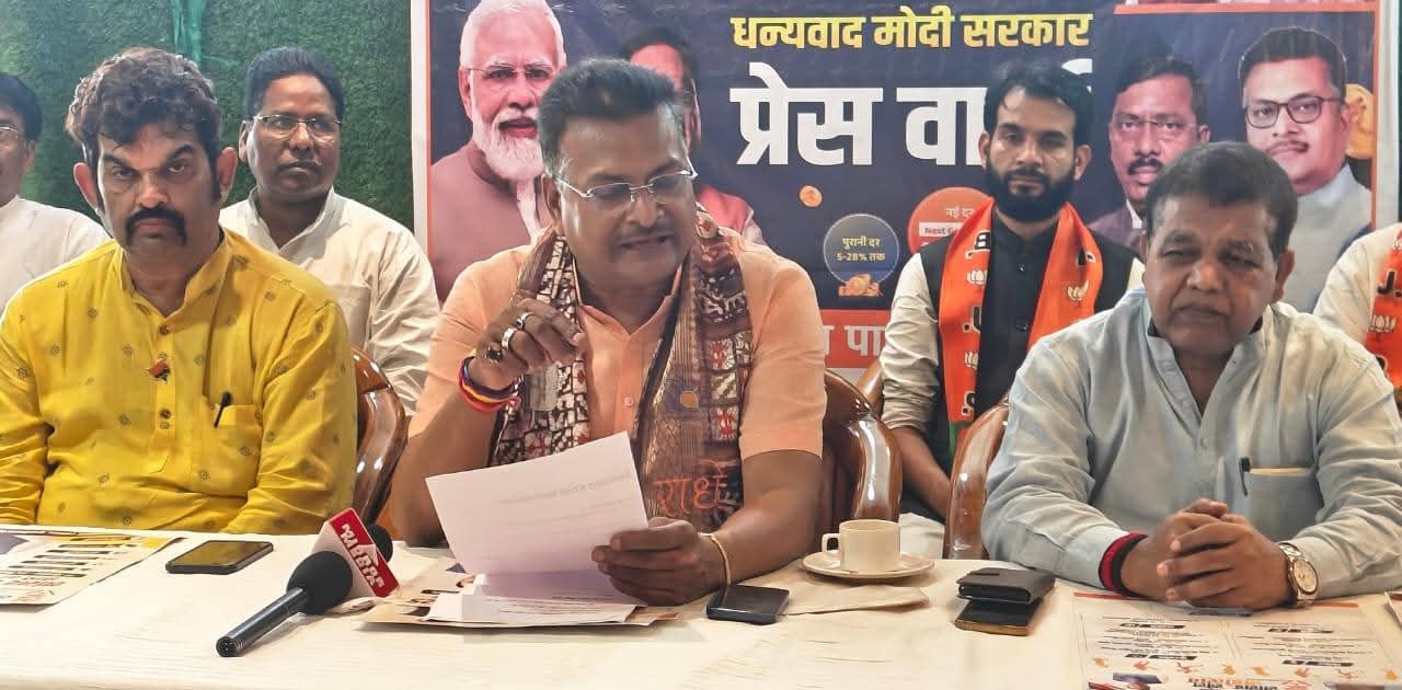 प्रेस कॉन्फ्रेंस में शामिल सांसद