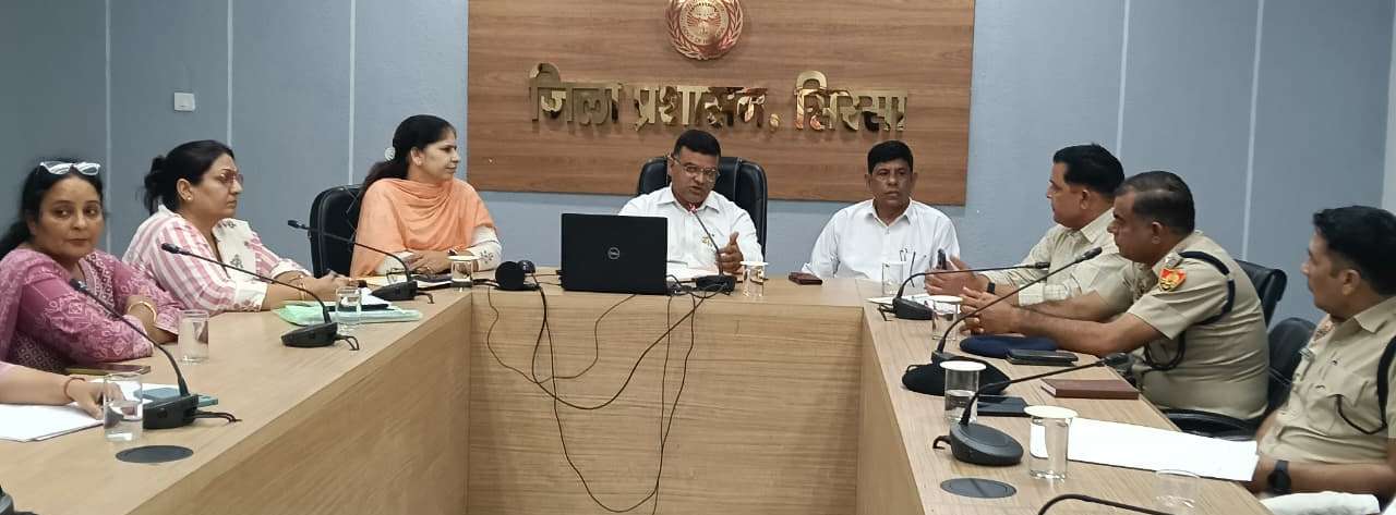 अधिकारियों के साथ बैठक करते हरियाणा राज्य बाल अधिकार संरक्षण आयोग के सदस्य।