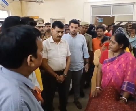 मृत बहनों के घर पहुंचे डीएम