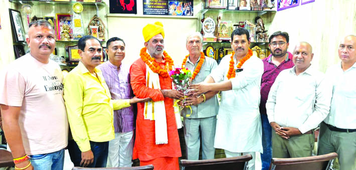 स्वागत करते हुए