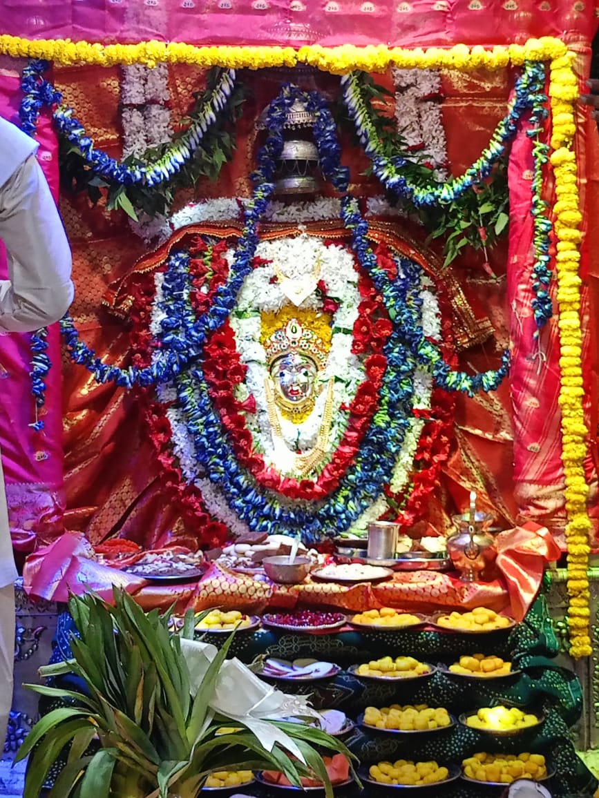 अदलपुरा स्थित बड़ी शीतला माता की सजी झांकी