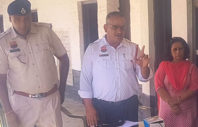 सोनीपत: ट्रैफिक पुलिस की टीम जानकारी देते हुए
