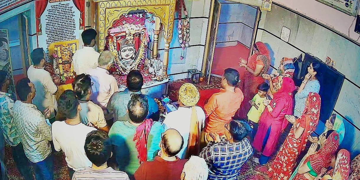 शारदीय  नवरात्रा  में डेहरु माता मंदिर में भक्तों व श्रद्धालुओं का तांता लगा