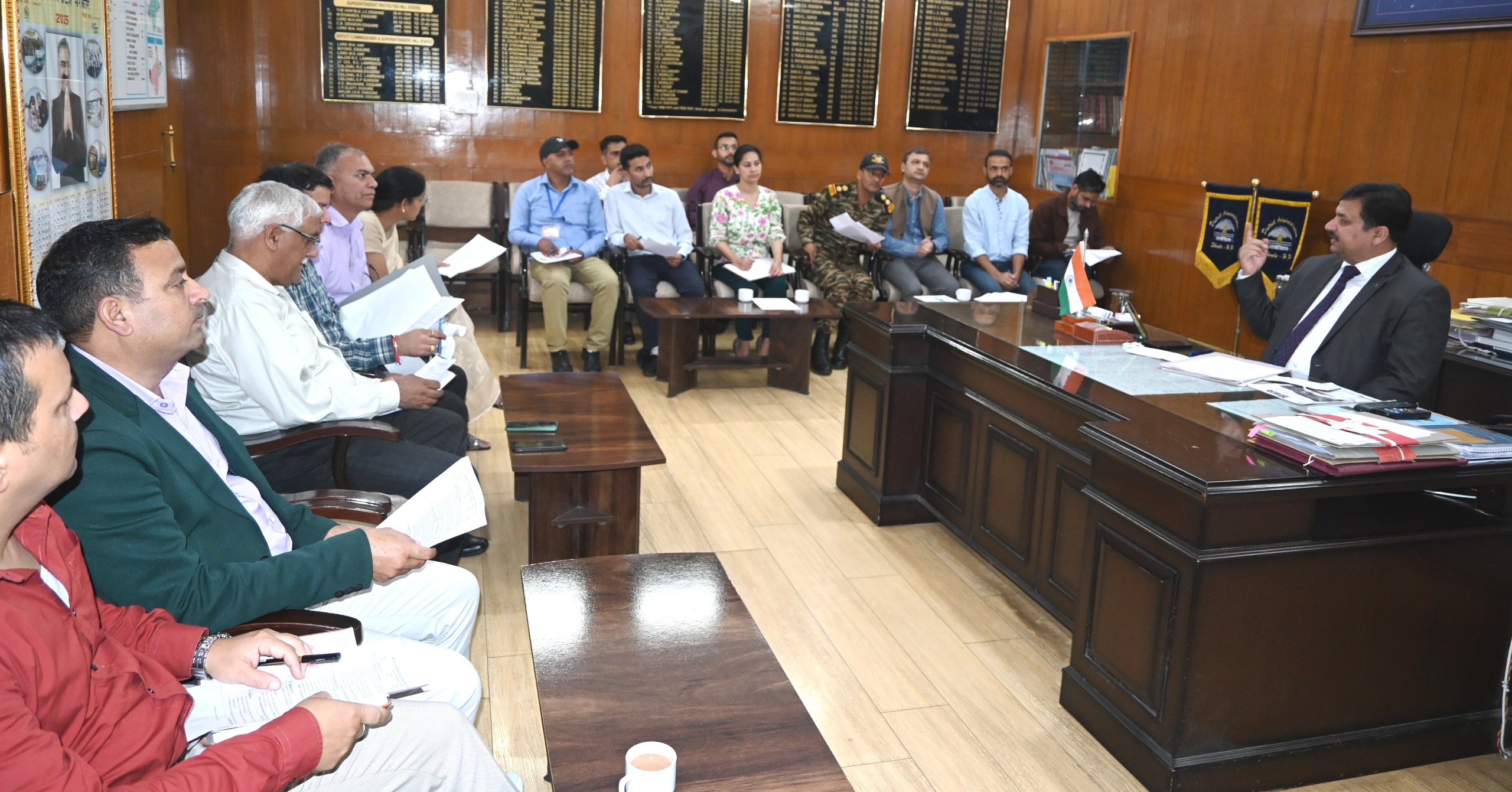 शिमला में उपायक्त बैठक लेते हुए शिमला में उपायक्त बैठक लेते हुए