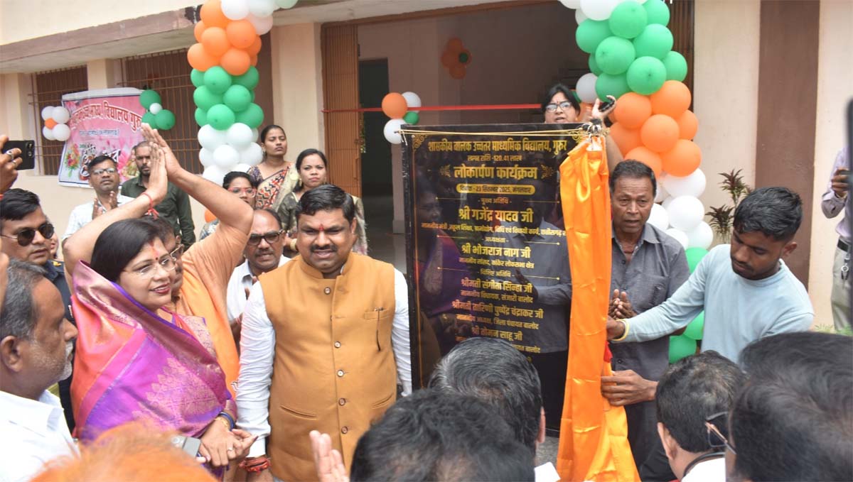 स्कूली शिक्षा मंत्री गजेन्द्र यादव नवनिर्मित शाला भवन का लोकार्पण करते