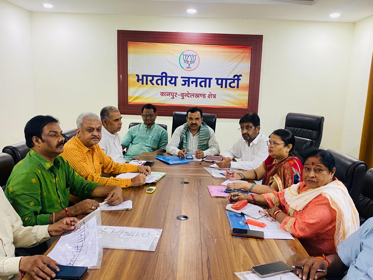 बैठक के दौरान प्रकाश पाल व अन्य का छायाचित्र
