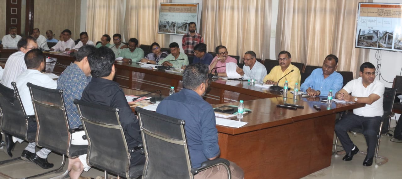 विकास भवन सभागार में मुख्यमंत्री युवा उद्यमी विकास अभियान योजना के तहत आयोजित बैठक में बैंक अधिकारी।
