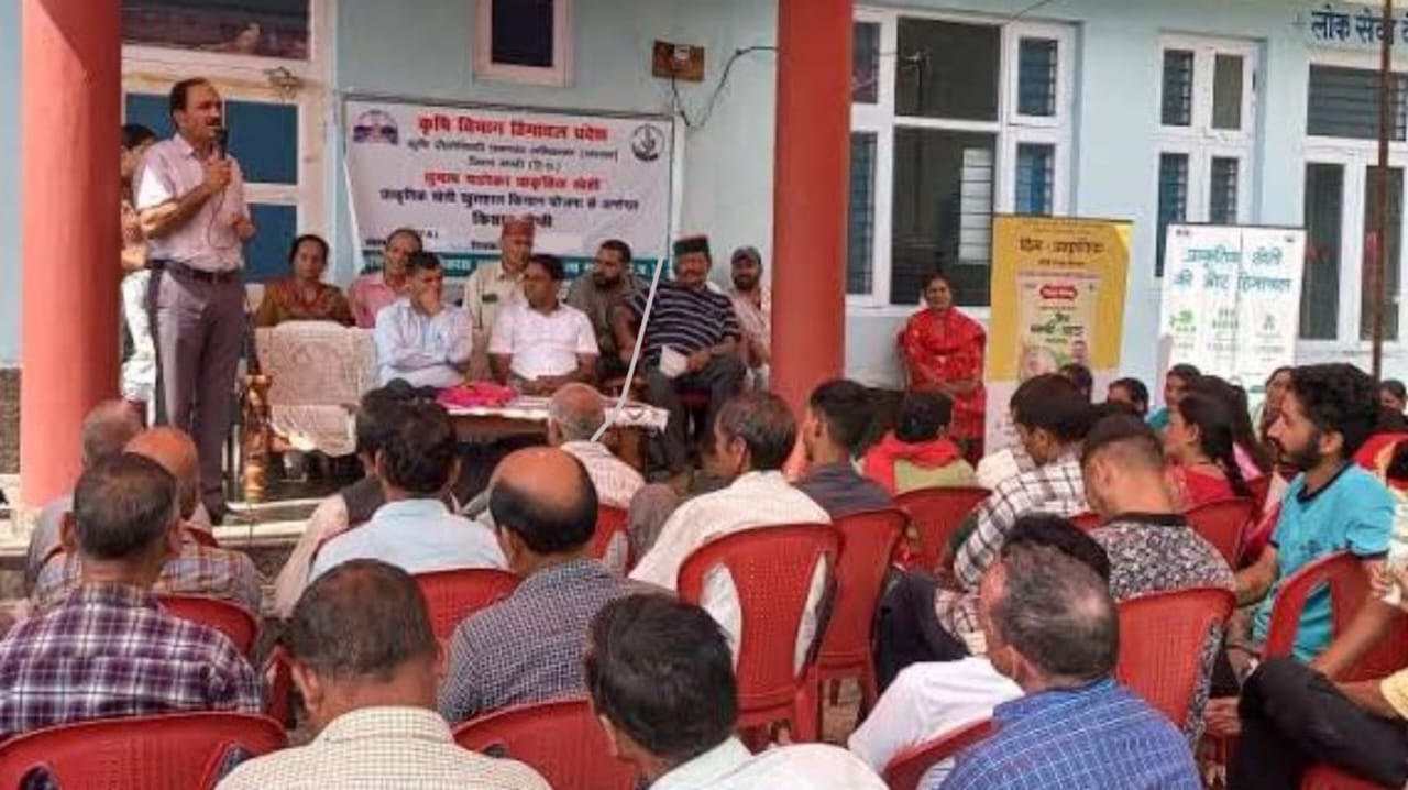 एम दिवसीय किसान गोष्ठी के दौरान।