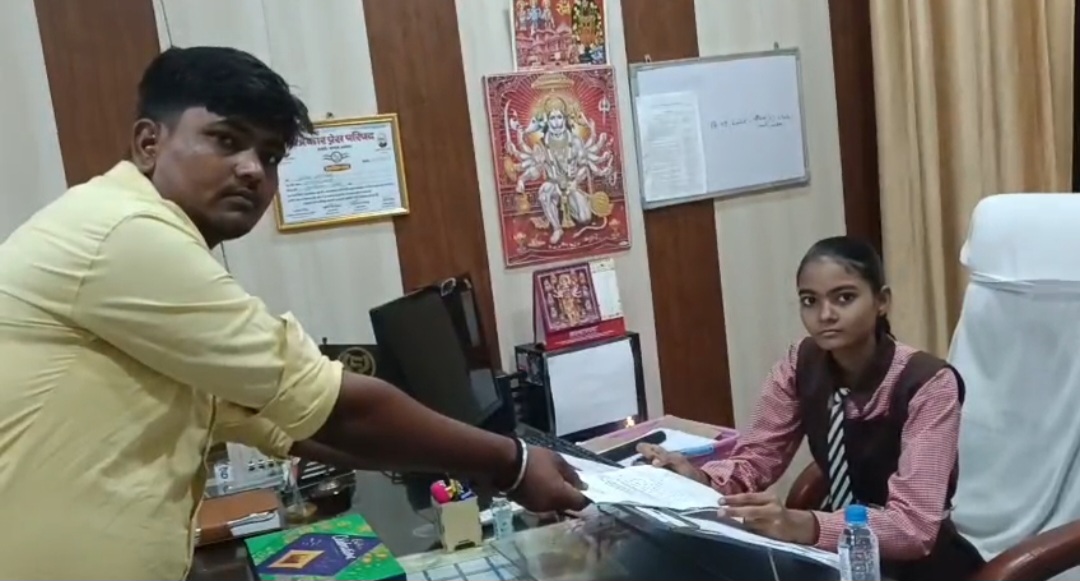 जनसुनवाई करती छात्रा