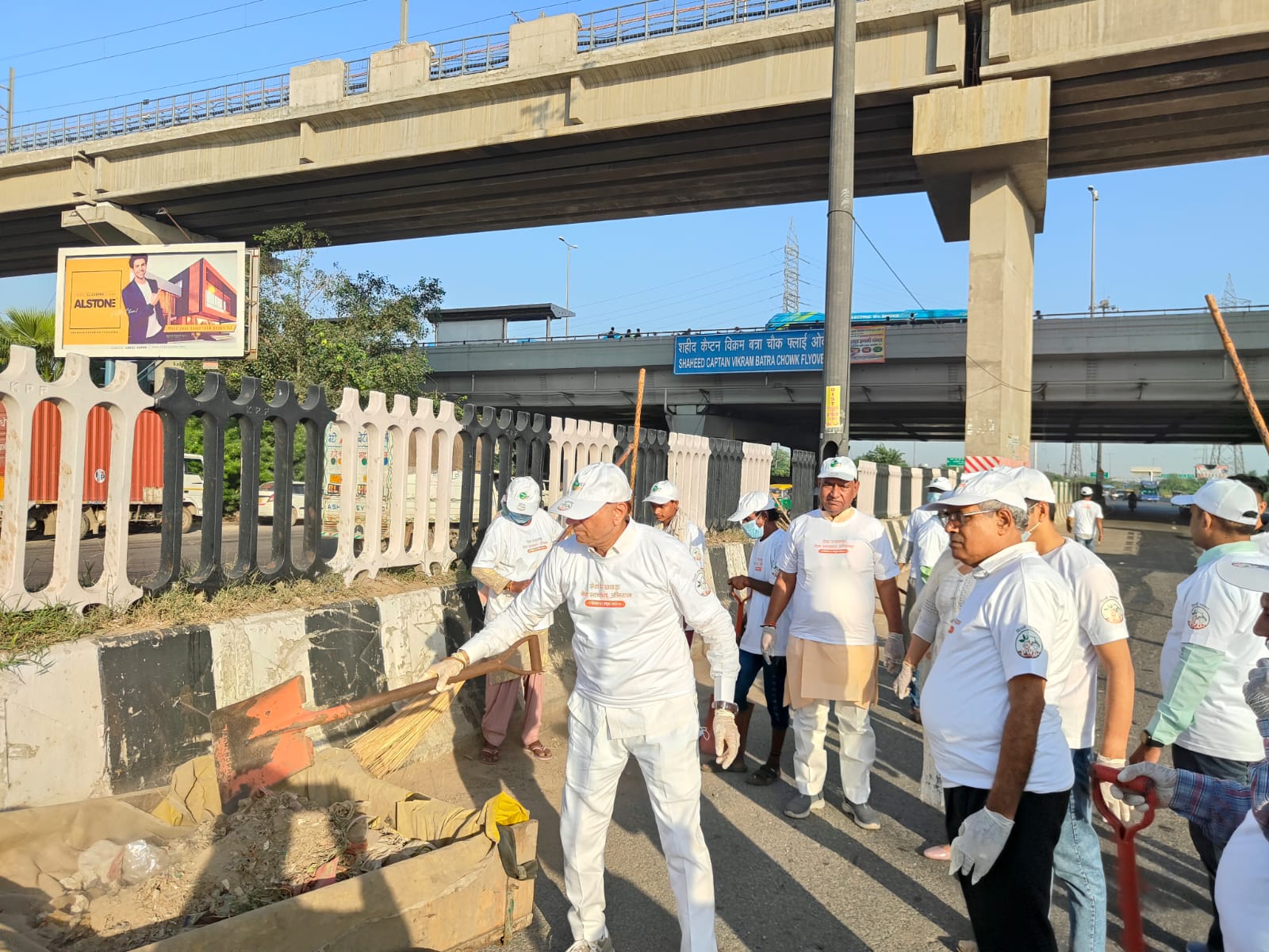 एमसीडी के नेता सदन प्रवेश वाही स्वच्छता अभियान के तहत सफाई करते हुए।